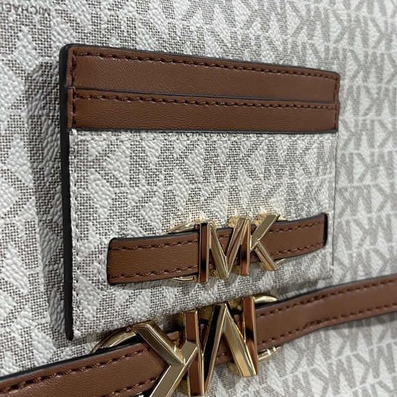 MICHAEL KORS
Reed Large Card Holder Case Wallet
Vanilla MK Signature
NWT - Picture 6 of 16